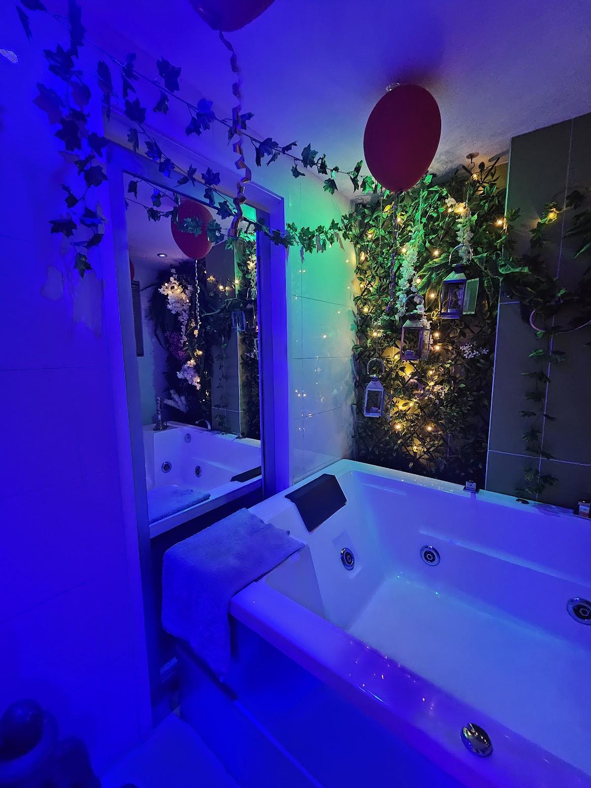 Jacuzzi con luz azul, enredaderas y luces cálidas