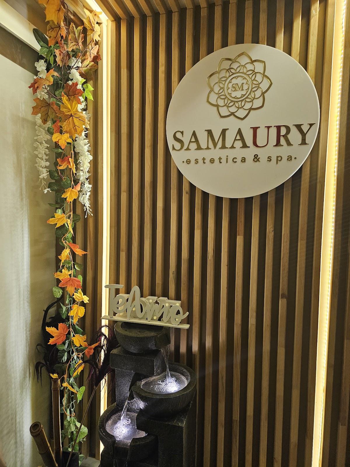 Letrero circular de Samaury estética y spa con flores y una fuente de agua